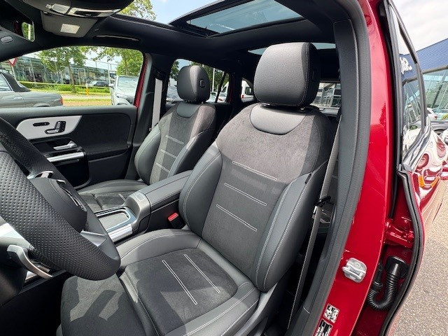 Mercedes-Benz Gla-klasse 180 business solution amg l premium plus l panoram