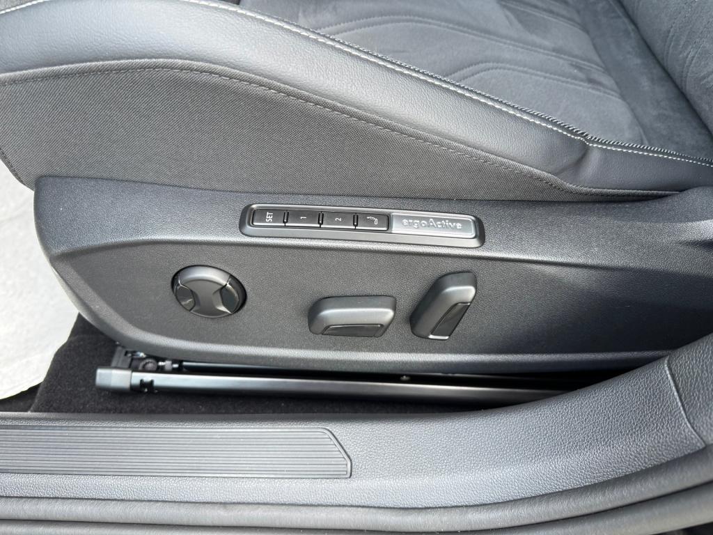 Volkswagen Golf 1.5 ehybrid 50 edition automaat , elektrische voorstoelen, 
