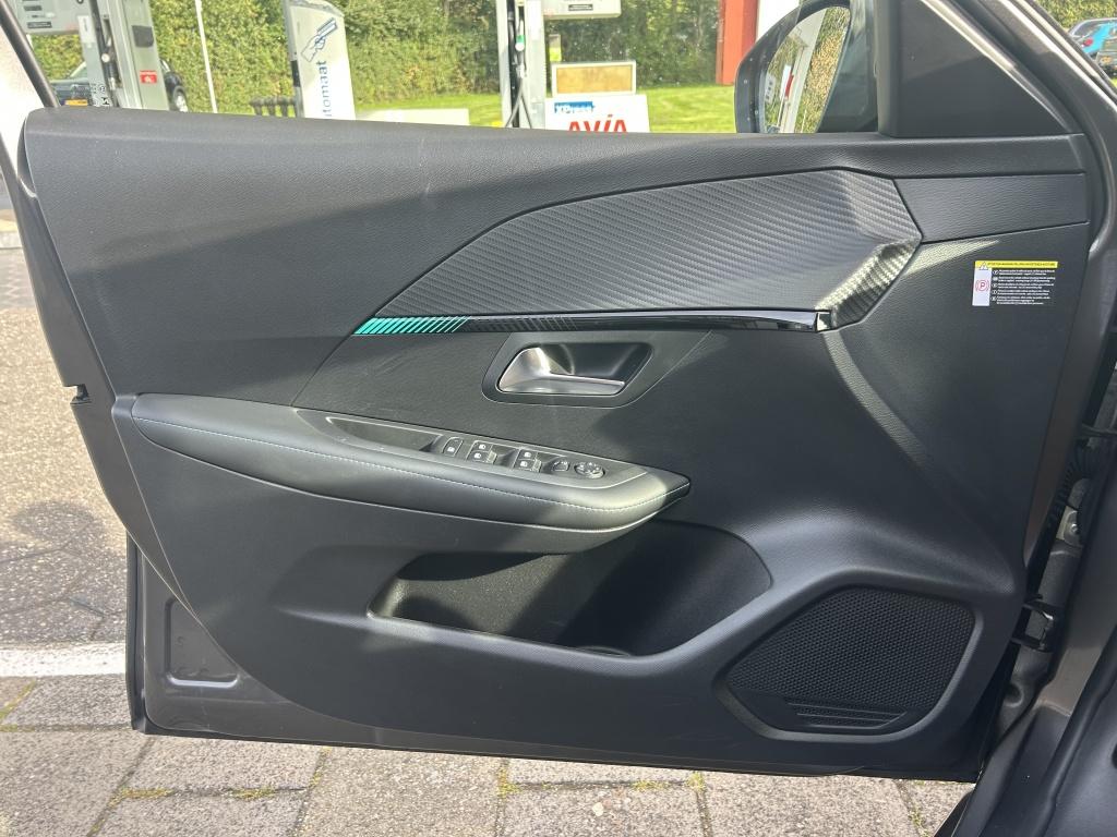 Peugeot 208 1.2 puretech 100pk eat8 allure pack 3d cockpit | apple carplay 