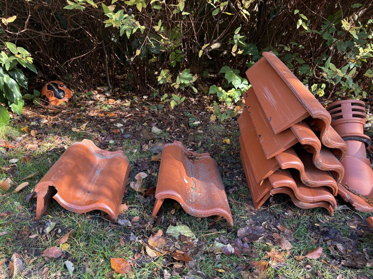 Partij van ca. 500 rode keramische Röben dakpannen uit 2002