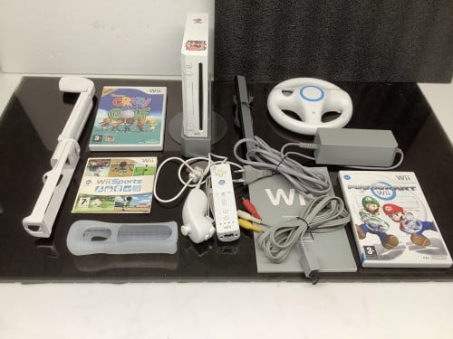 Nintendo Wii met controller en spellen, o.a. Mario Kart met stuur.