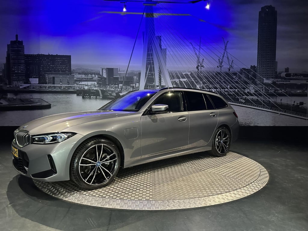 BMW 3-serie touring 330e xdrive *pano*360camera*sportstoelen*laser*