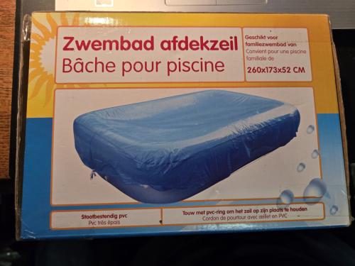 Blauw zwembadafdekzeil dat geschikt is voor een zwembad van 260x173x52 cm