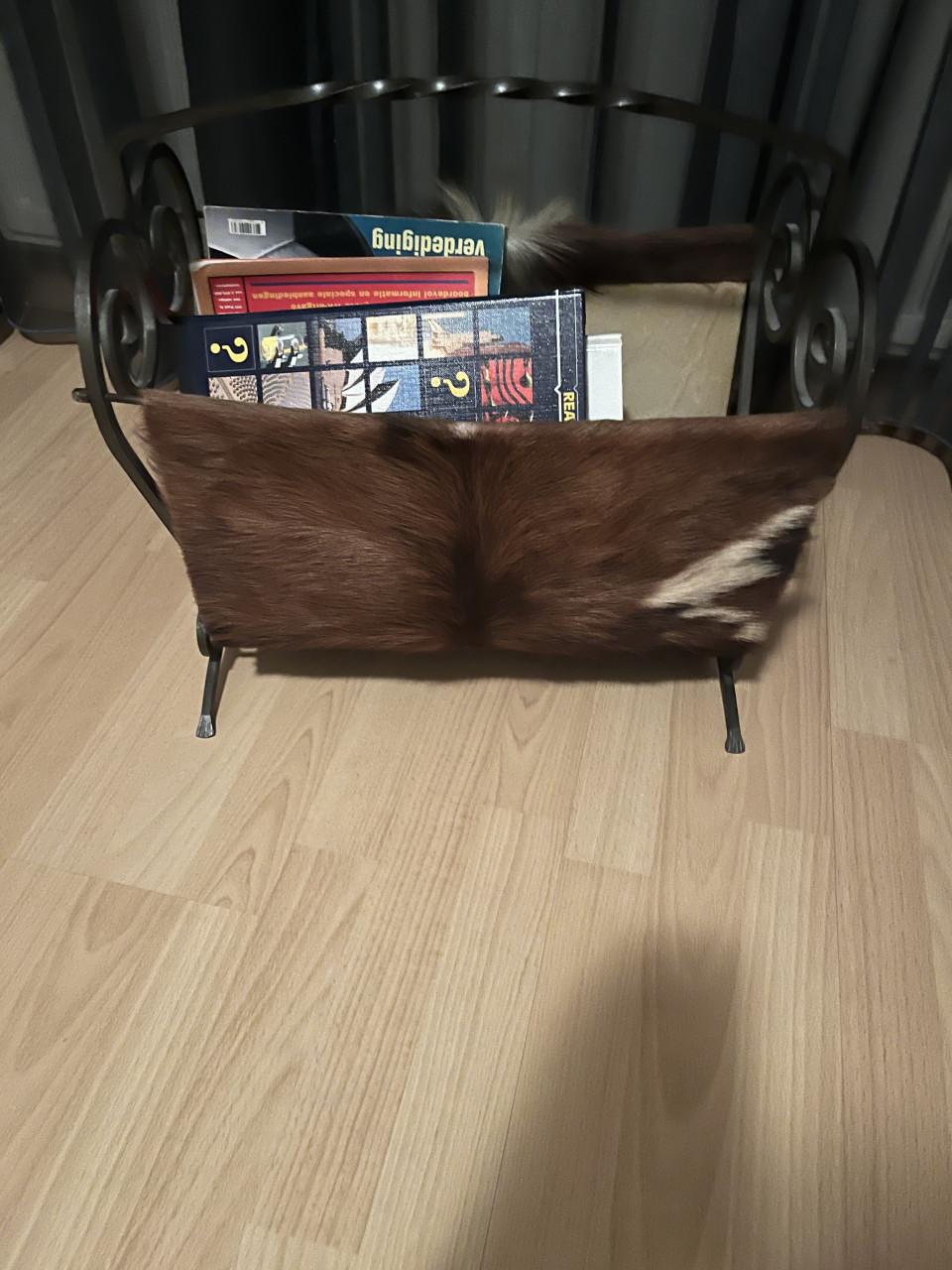 Krantenbak €25,00 en zilveren hanglamp €150,00