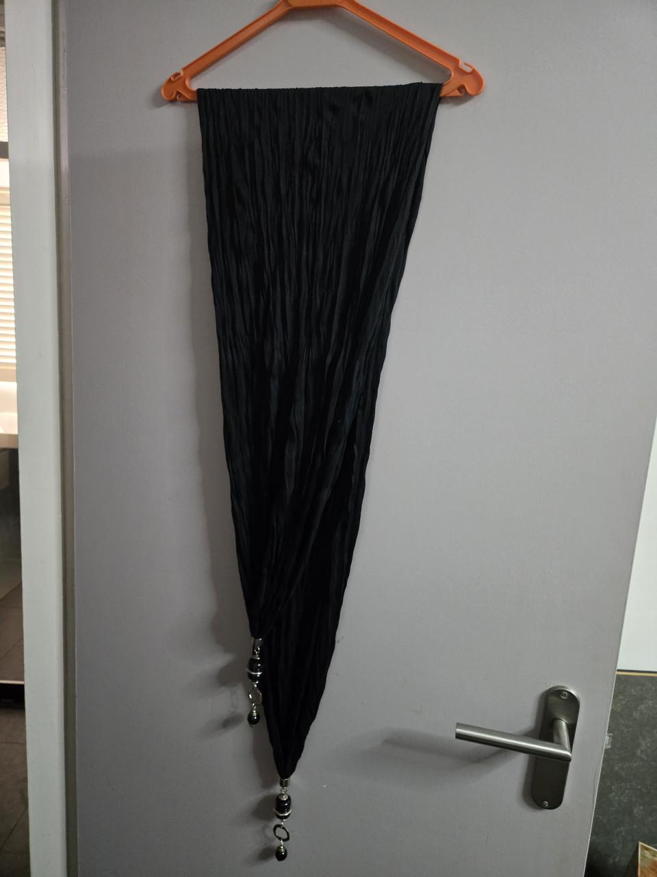 Zwarte boho-sjaal met prachtige bedels aan uiteinden. 120cm. Nieuw