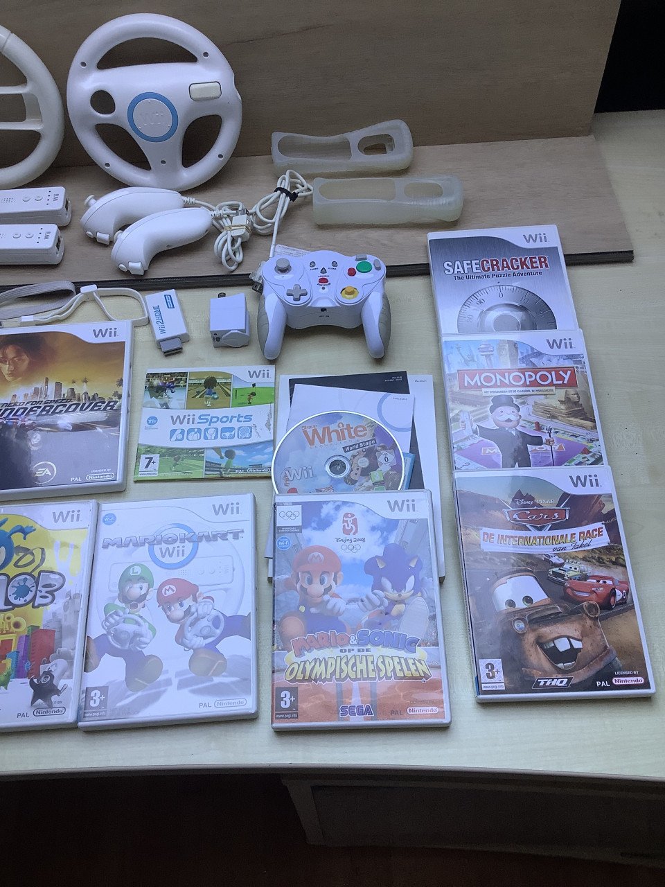 Nintendo Wii met 2 controllers, 2 stuurtjes en veel spellen.