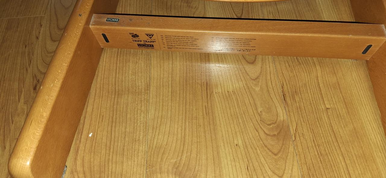 Mooie TrippTrapp kinderstoel van Stokke met beugel en rugsteun