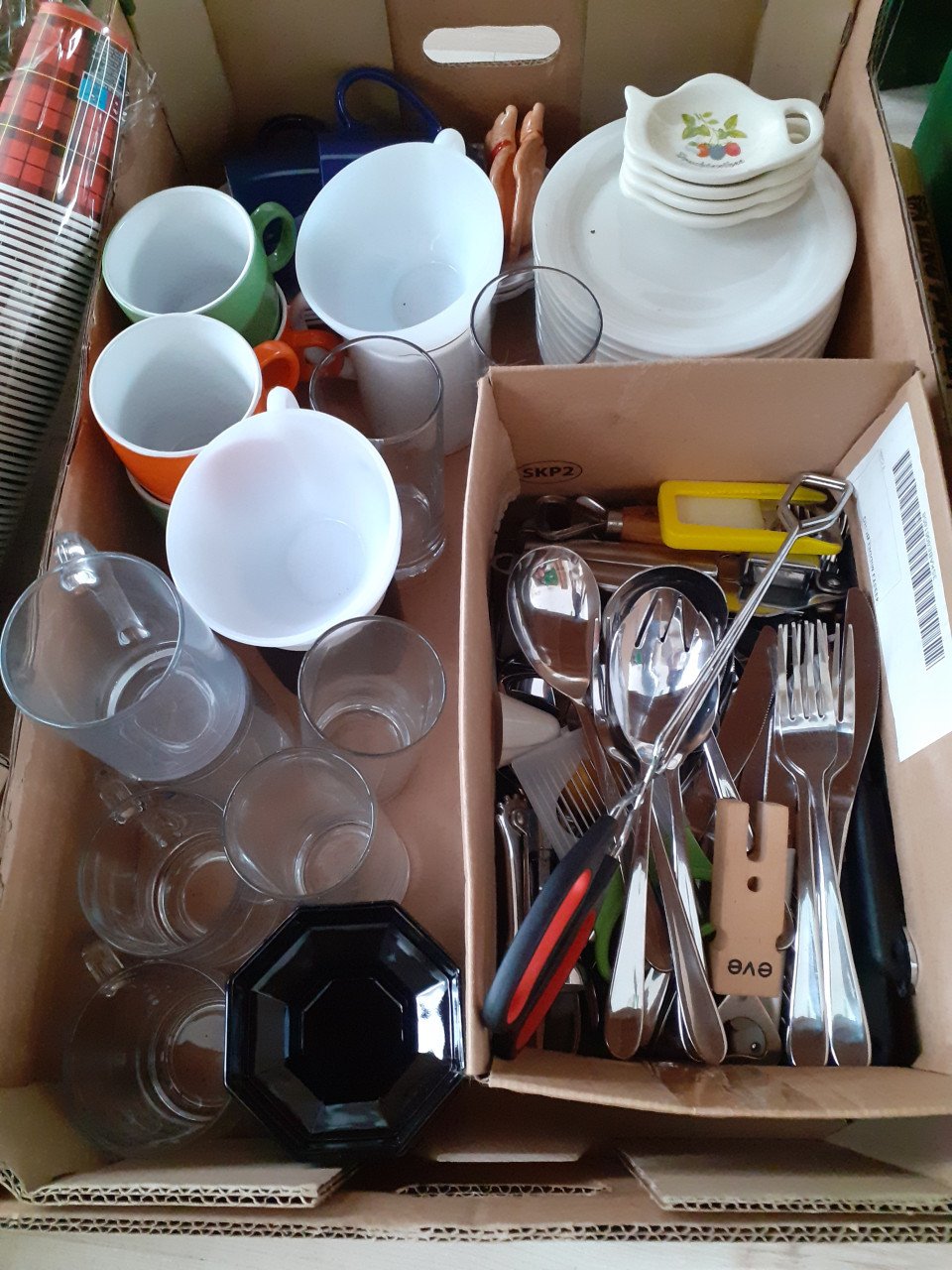 Borden , mokken , bestek en nog meer