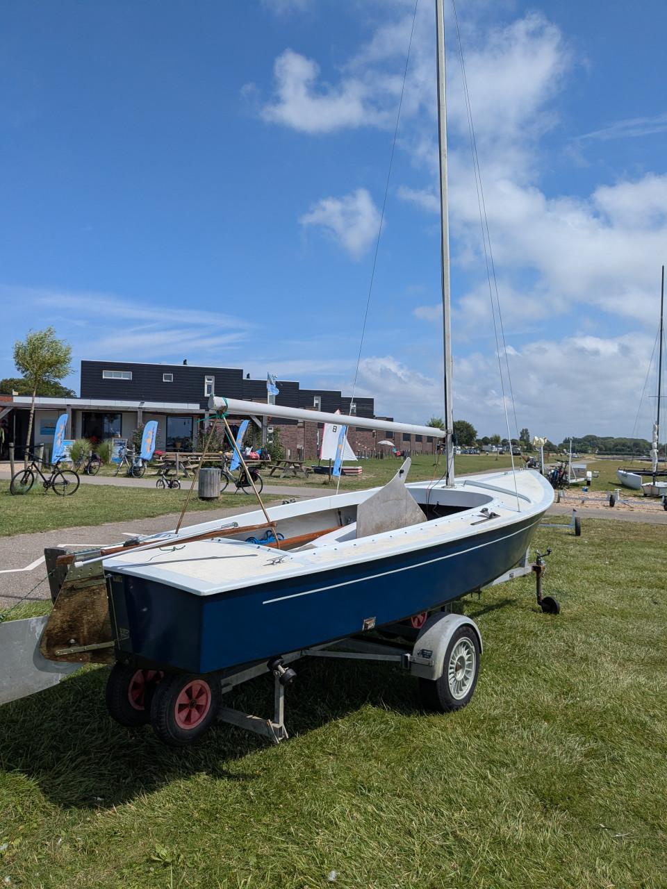 Open zeilbootje te koop (volksboot, 4,5 m). Met wegtrailer