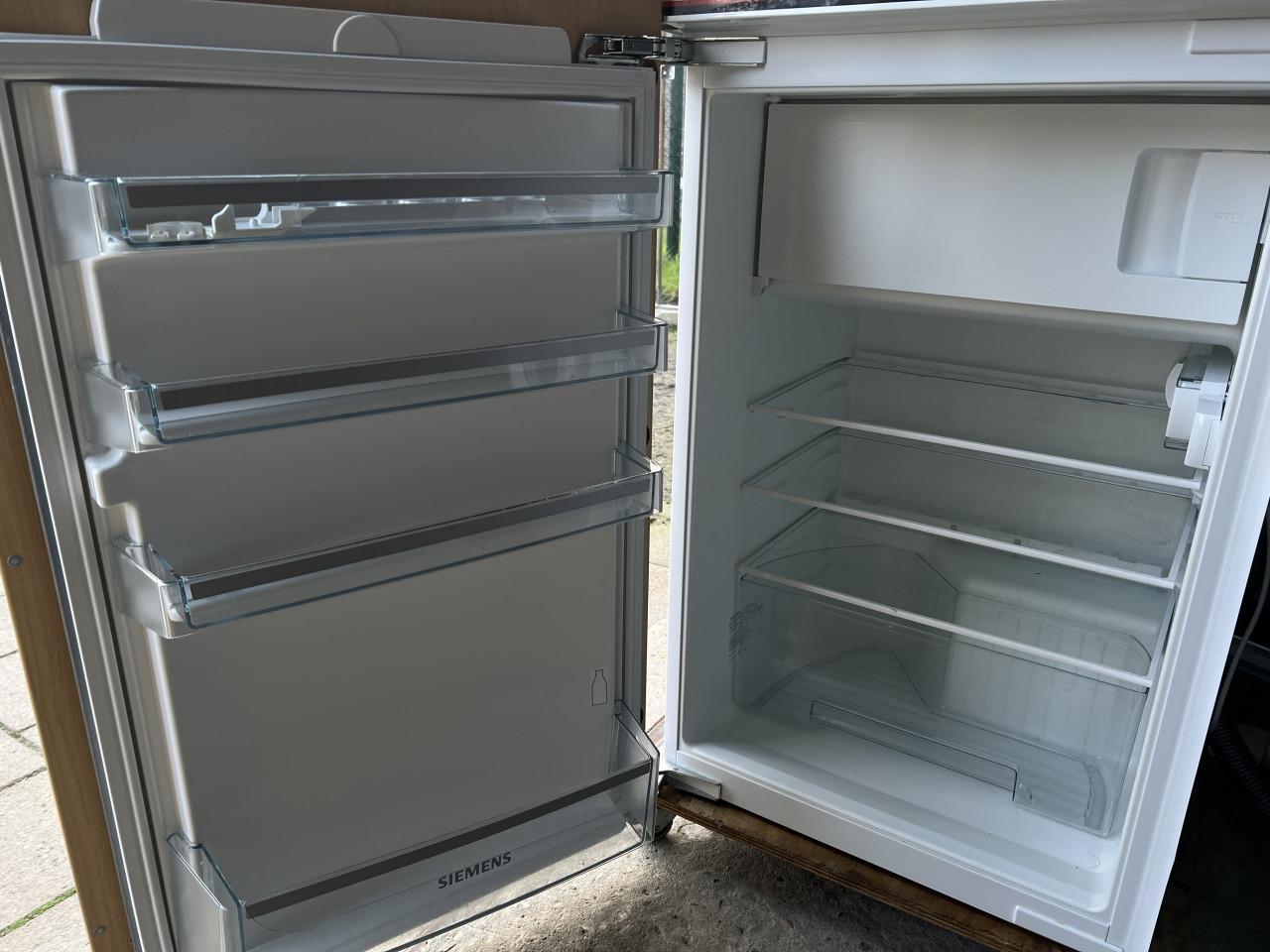 Siemens inbouw Koelkast 4 jaar oud als nieuw 	maten 54,2 × 54,1 × 87,4 cm.