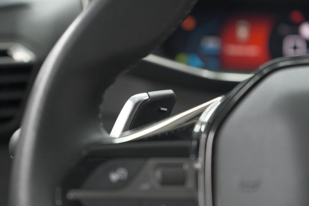 Peugeot 208 puretech 100 eat8 allure pack | camera | navigatie | apple carp