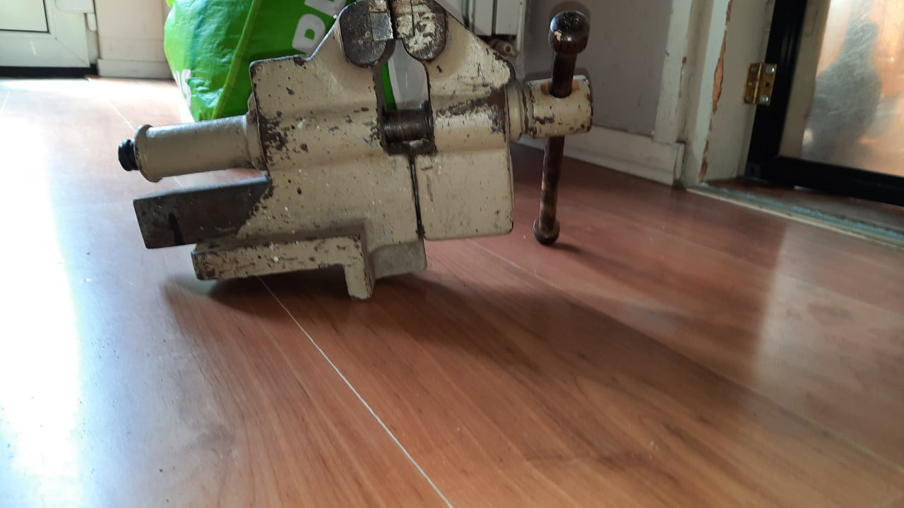 2 oerdegelijke bankschroeven
