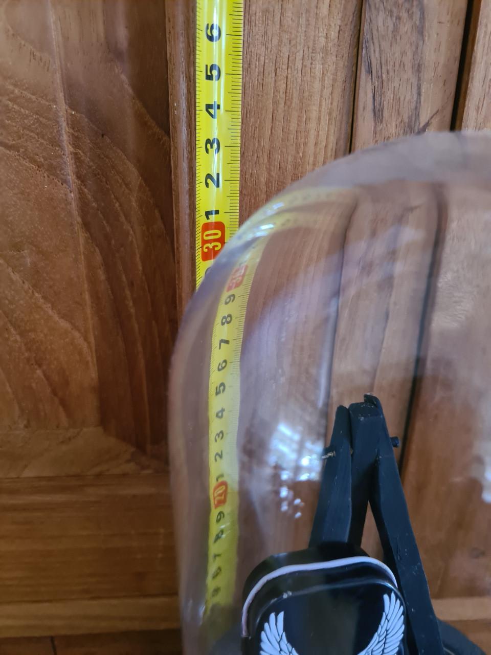 Brocante glazen stolp met zwarte houten voet