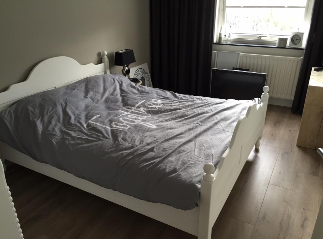 Wit gebeitst 2 persoonsbed 160 x 200 cm inclusief lattenbodems