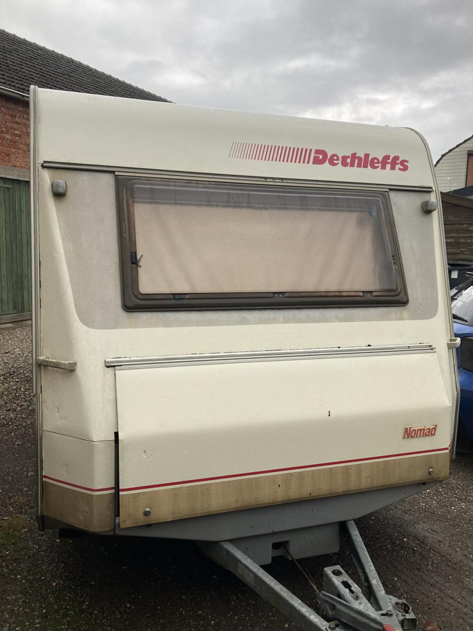 Caravan Dethleffs Nomad 5p met kenteken, sani en voortent