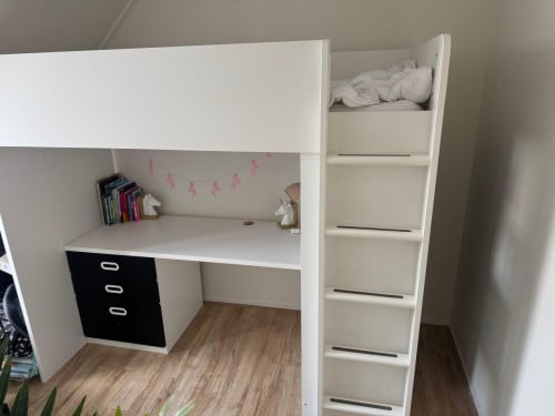 Hoogslaper met bureau en kast