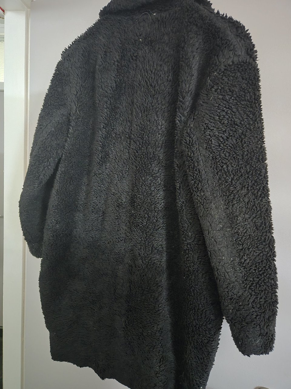 Een gevoerde jas van zacht teddy met een kraag. H&M Logg Maat XS