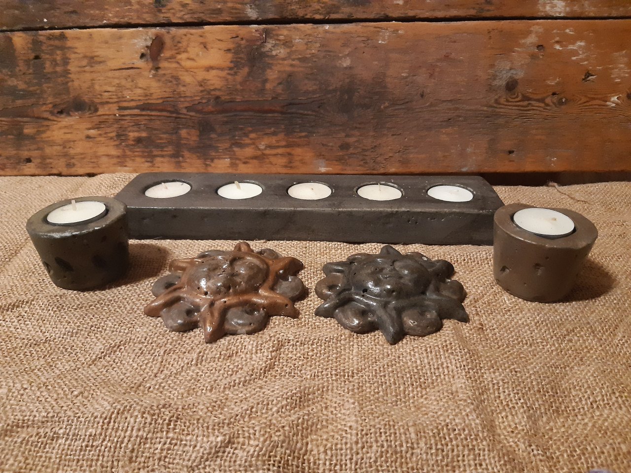 Betonnen olielamp of vaas en diverse kaarshouders