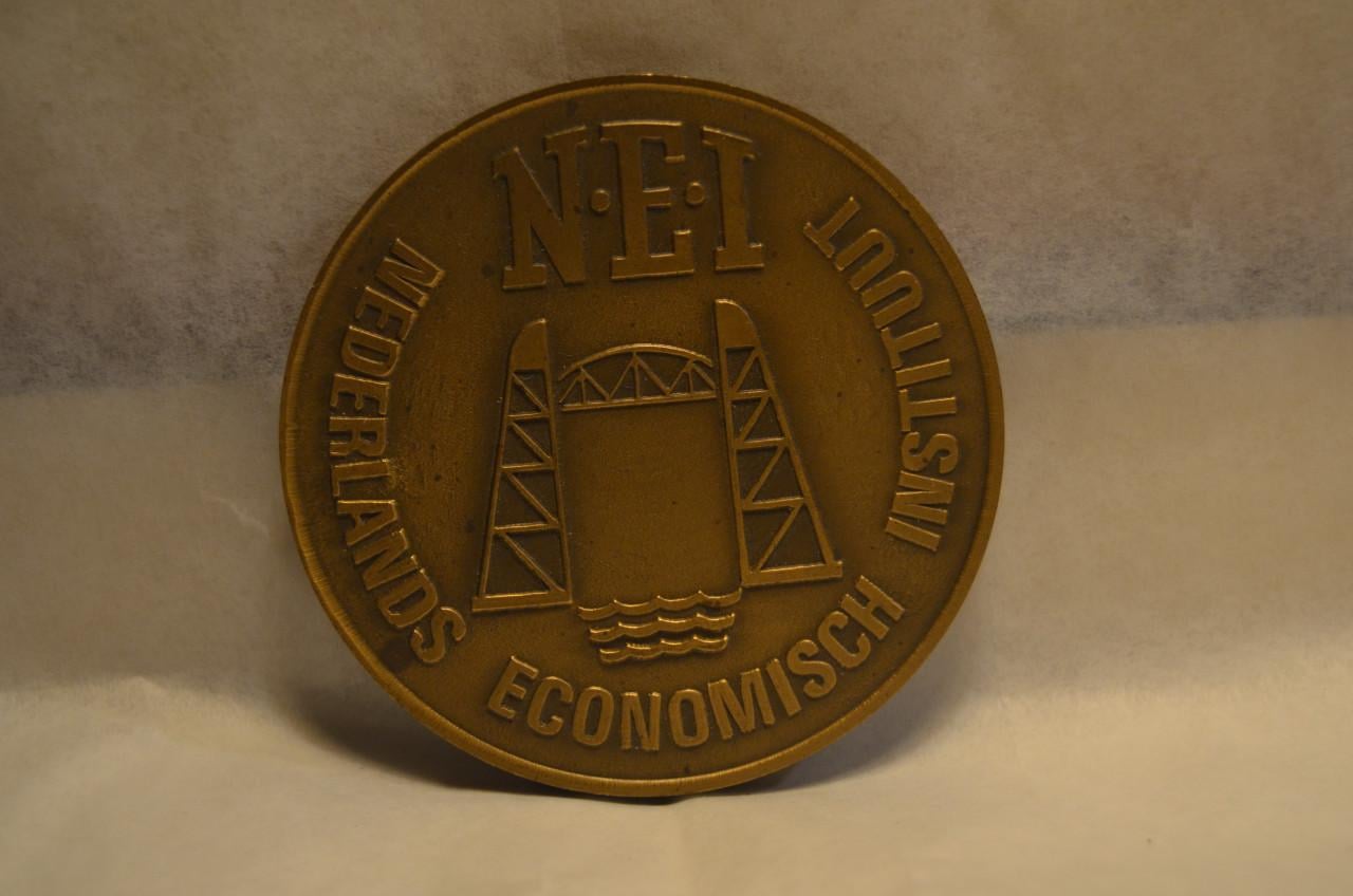 Bronzen penning Nederlands Economisch Instituut 1979