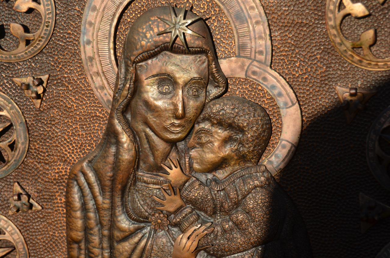 Maria met kind grote plaquette van koper