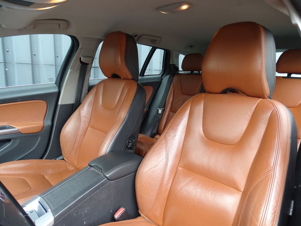 Volvo V60 2.0t momentum automaat | 200 pk | trekhaak