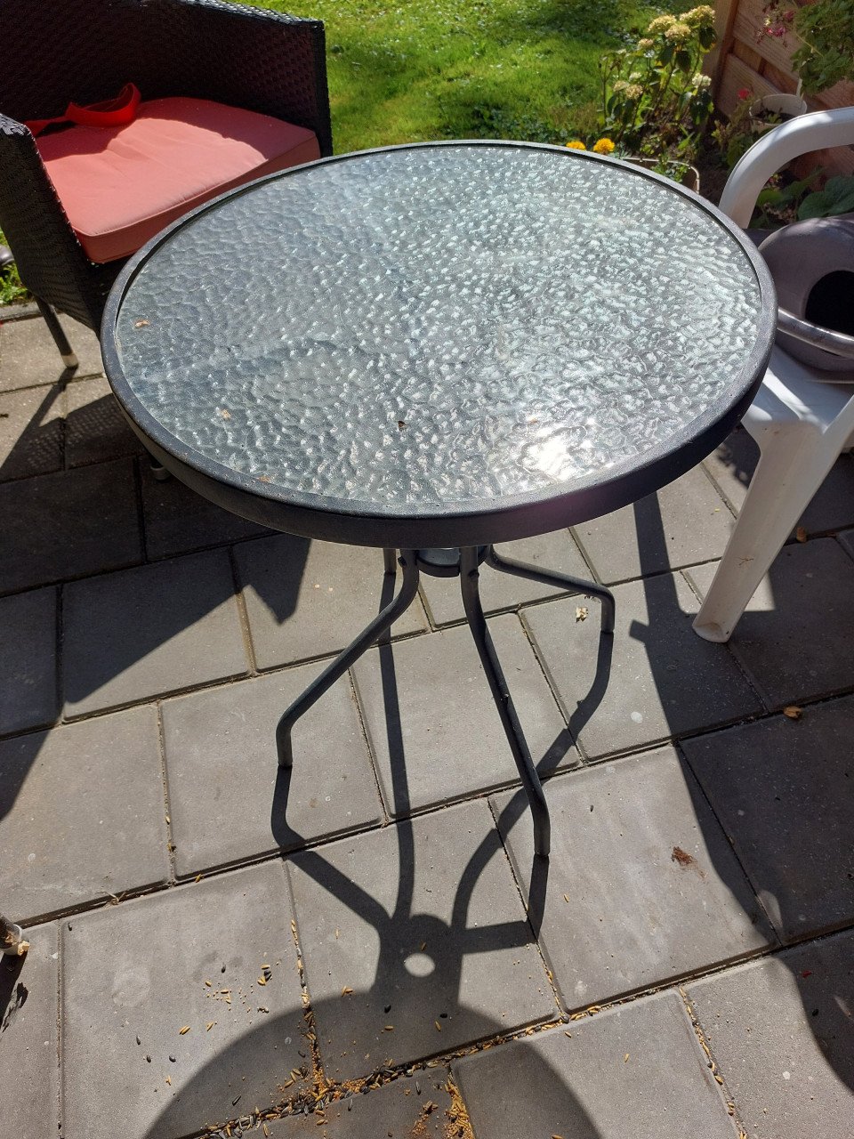2 tuinstoelen plus ronde tafel