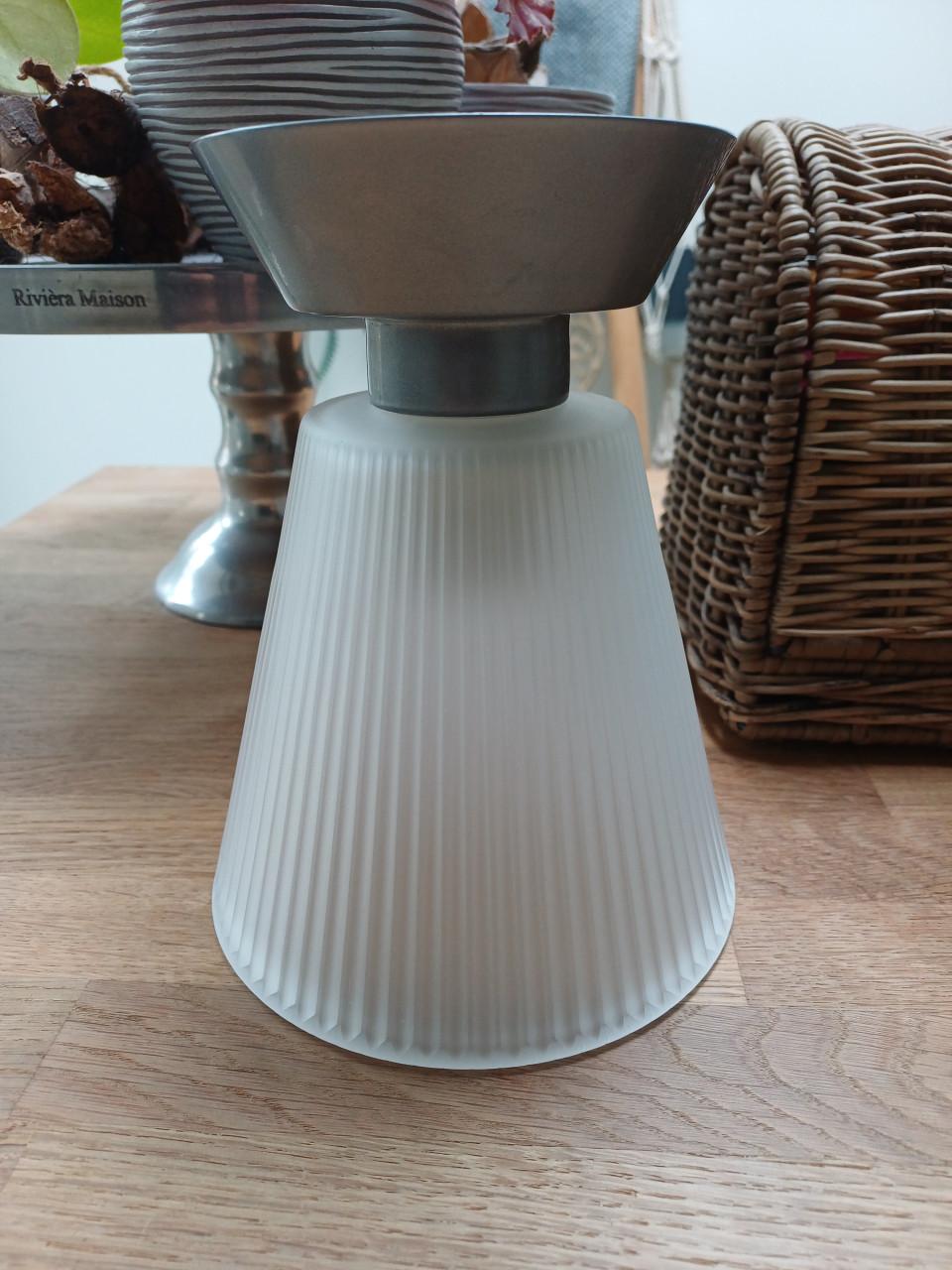 Twee Ikea (plafond)lampen met (geribbeld) wit, glazen kap