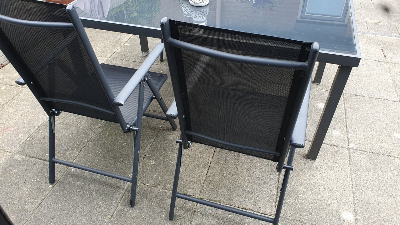 Vier keurige lichtgewicht stoeltjes, weinig tot niet gebruikt. mat zwart.