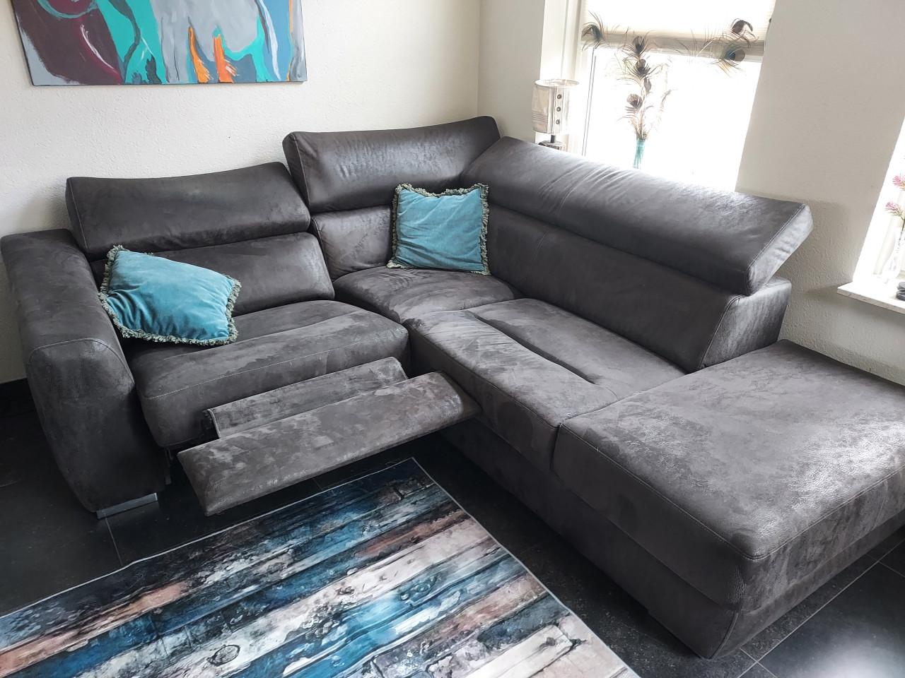 Comfortabele antracietkleurige hoekbank met uitklapbaar voetstuk  I.