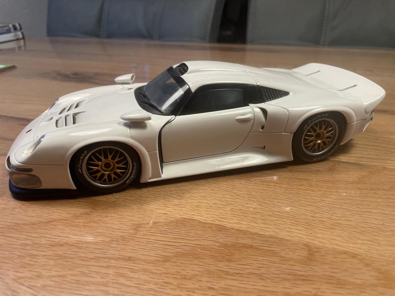 UT models Porsche 911 GTI 1/18