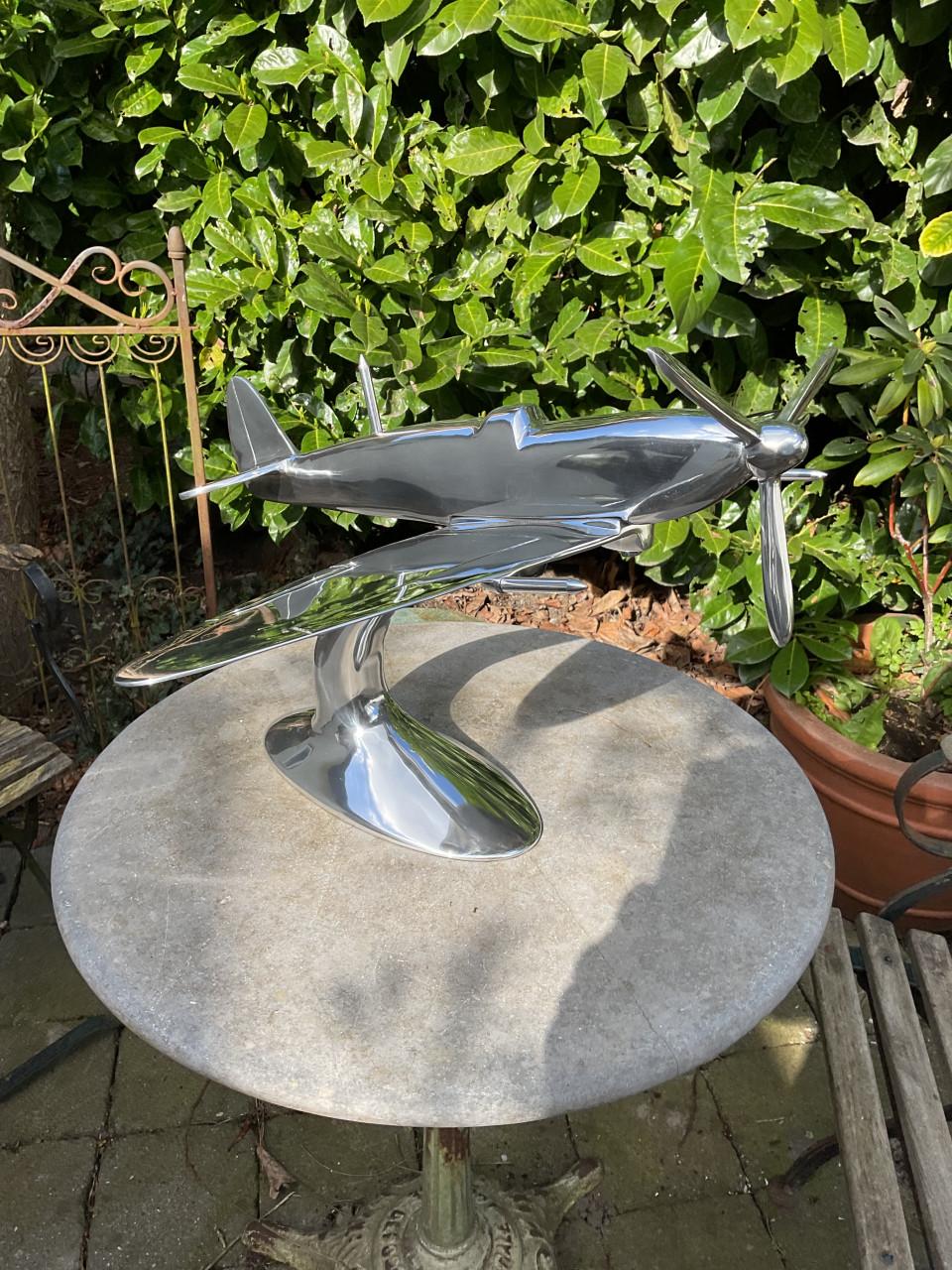 Groot model Spitfire vliegtuig