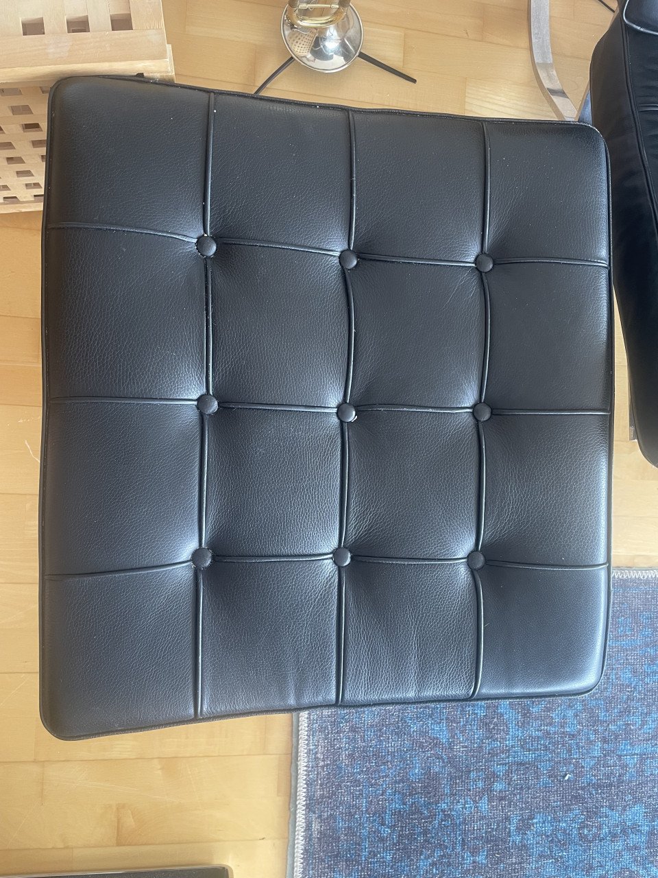 3 Barcelona stoelen en 1 voetenbank