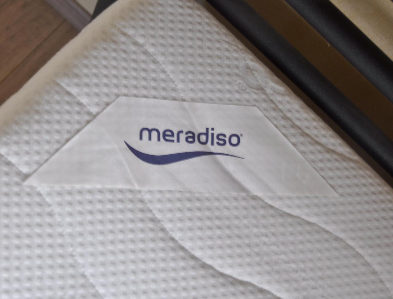 Twee  identieke eenpersoonsbedden compleet-als nieuw