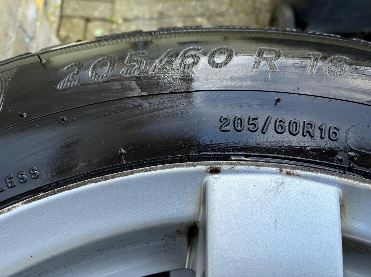 Winterbanden 205/60 R16 op lichtmetalen velgen