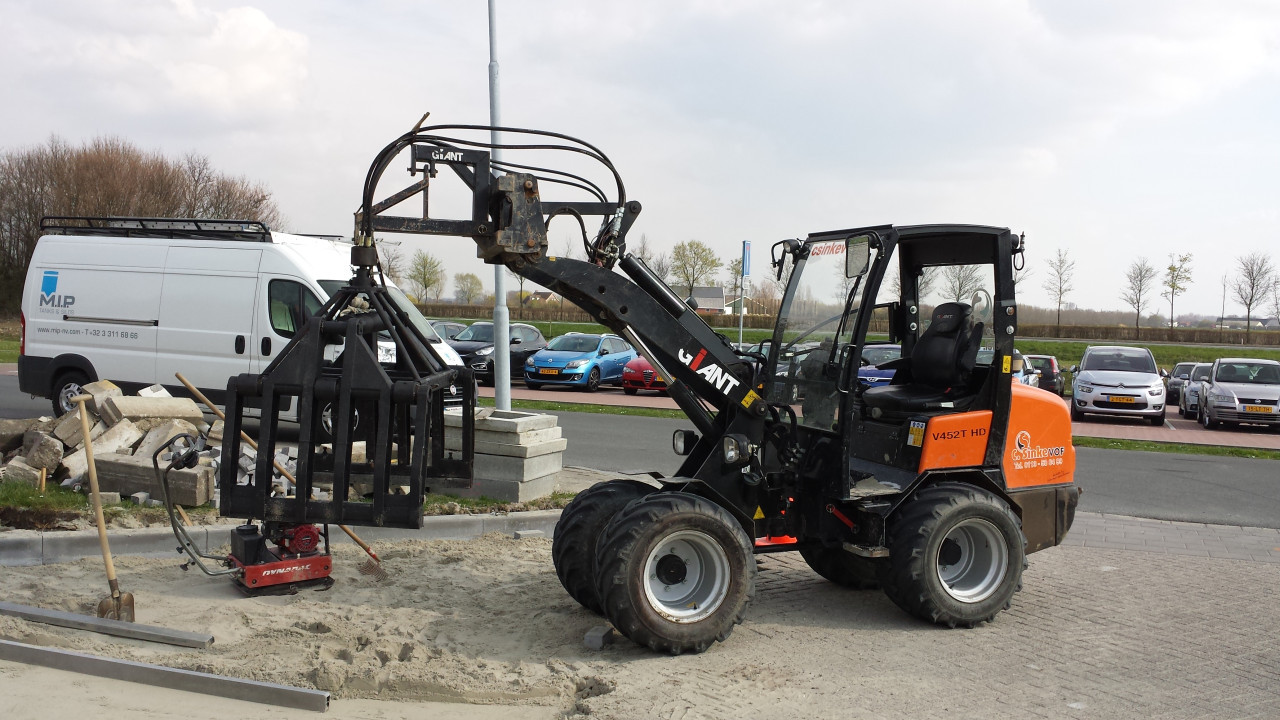 Te huur: Shovel, wiellader met schepbak, puinbak, vorken of veegborstel