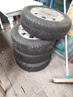 Te koop: 4 velgen, banden en Volkswagen wieldoppen