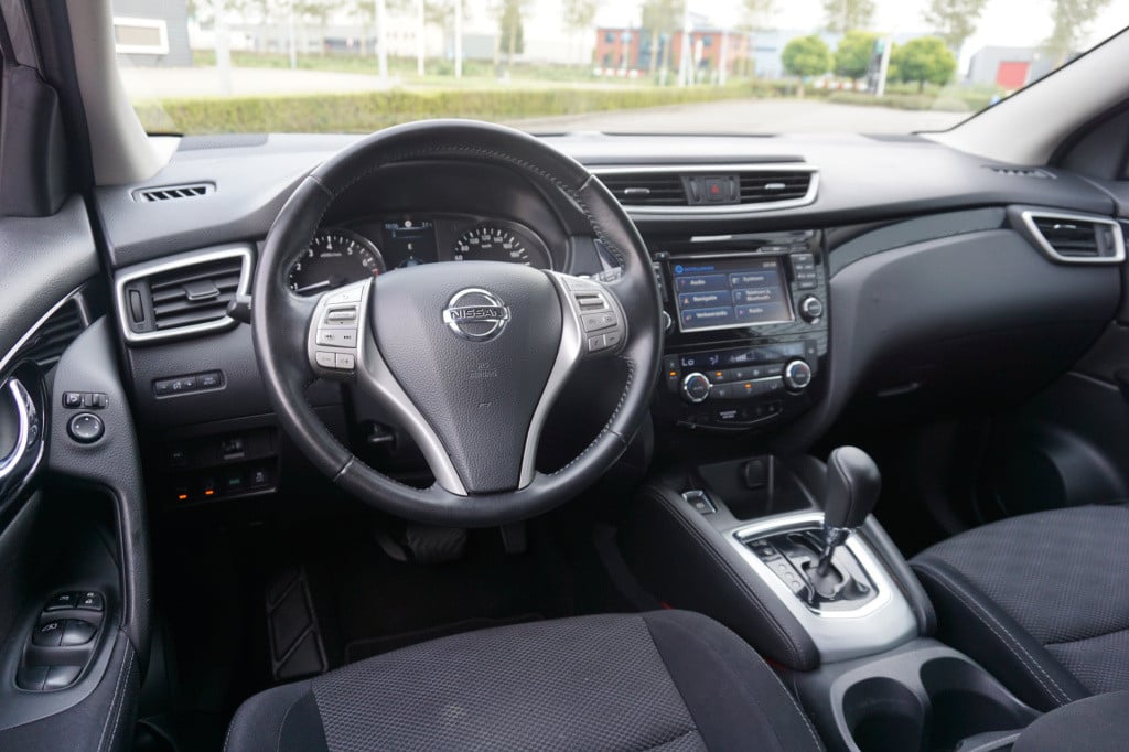 Nissan Qashqai 1.2 n-connecta airco / navi / camera / cruise / pano / trekh