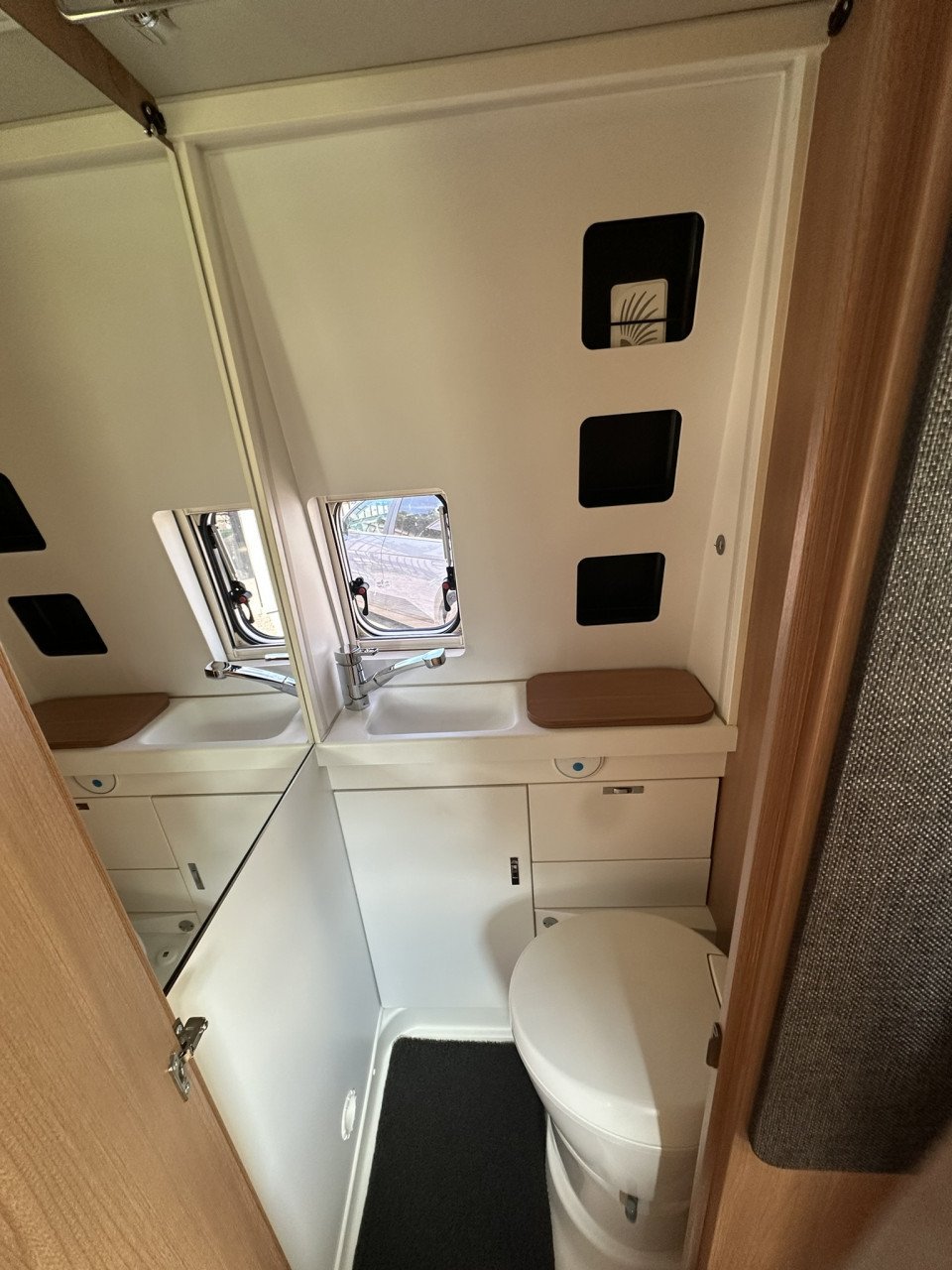 Weinsberg Cara R47 Automaat – Buscamper met lengtebedden | Slechts 55.550km
