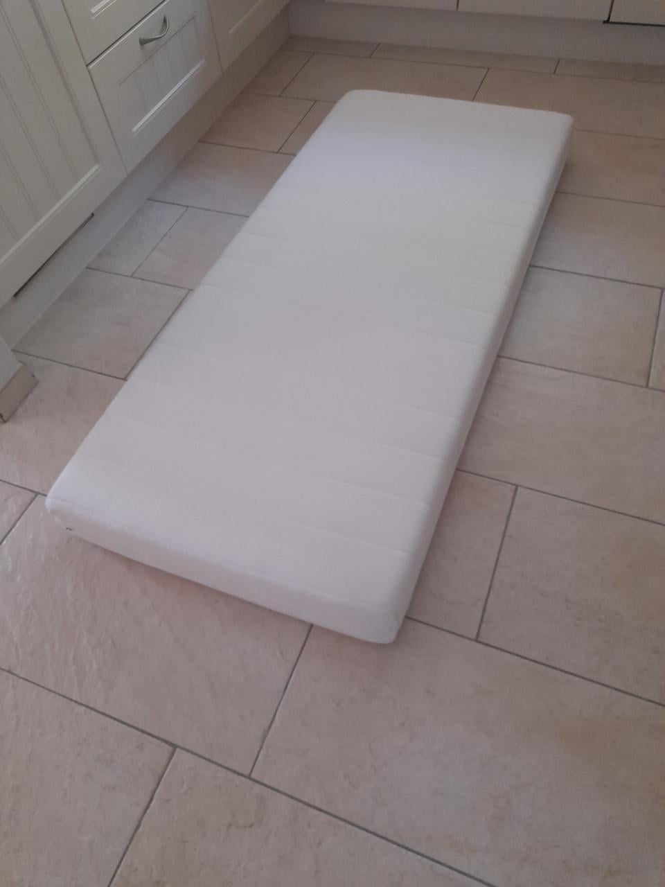 Peuter bed  met lade en met net  matras (in goede nette staat ) 70 x 160