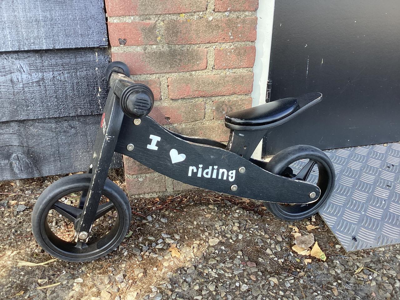 Klein houten loopfietsje