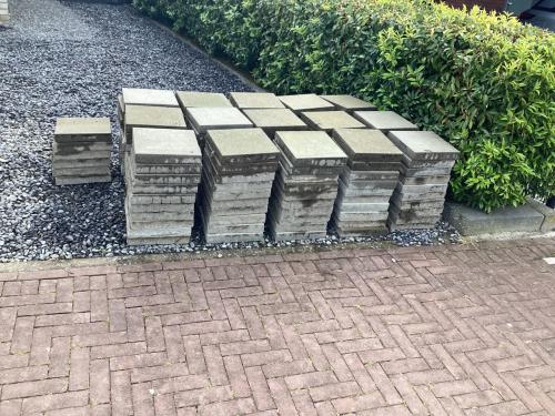 Flinke partij stoeptegels 30/30/5 gratis Goes