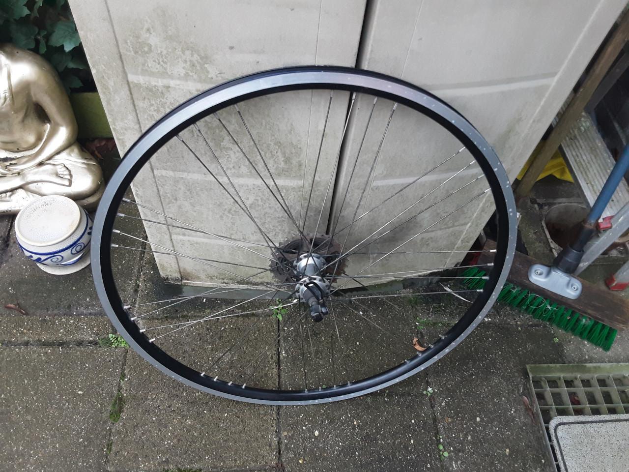 28 inch shimano achterwiel, 9 speed cassette, uitvalnaaf