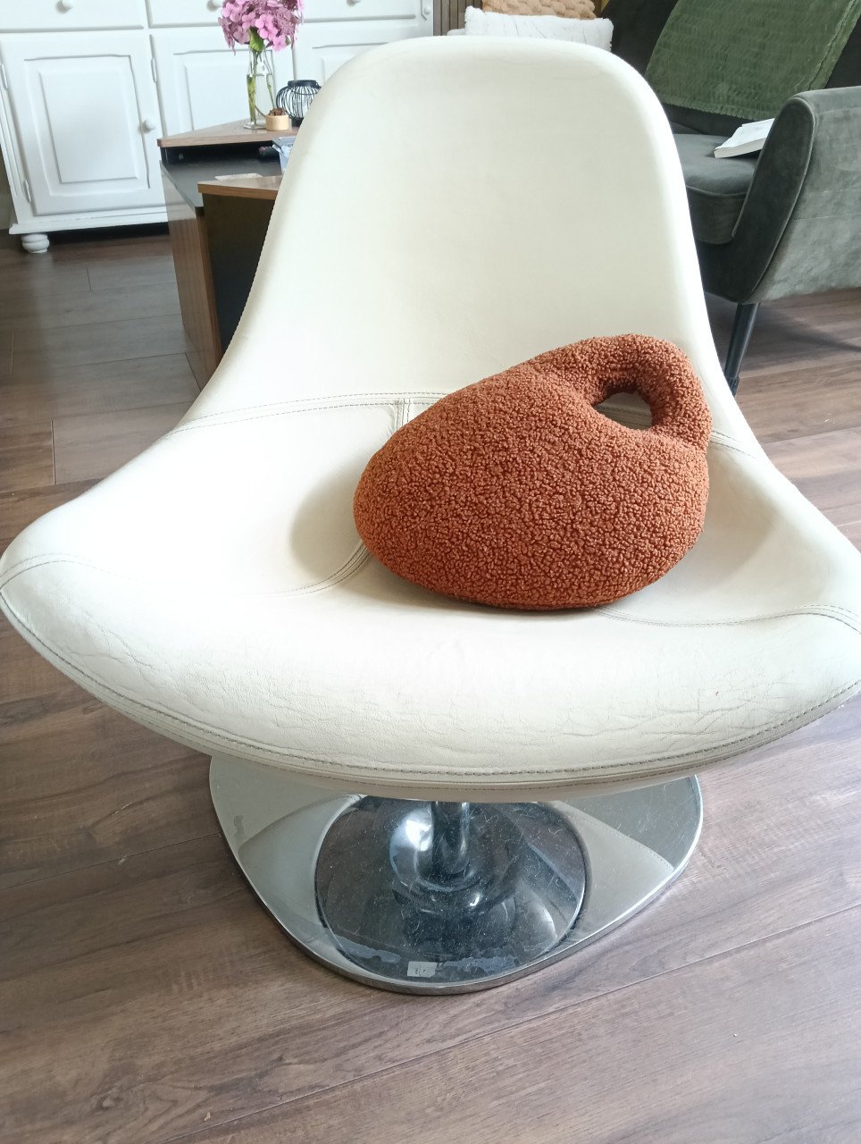 2 Lederen kuipstoelen kleur cremewit