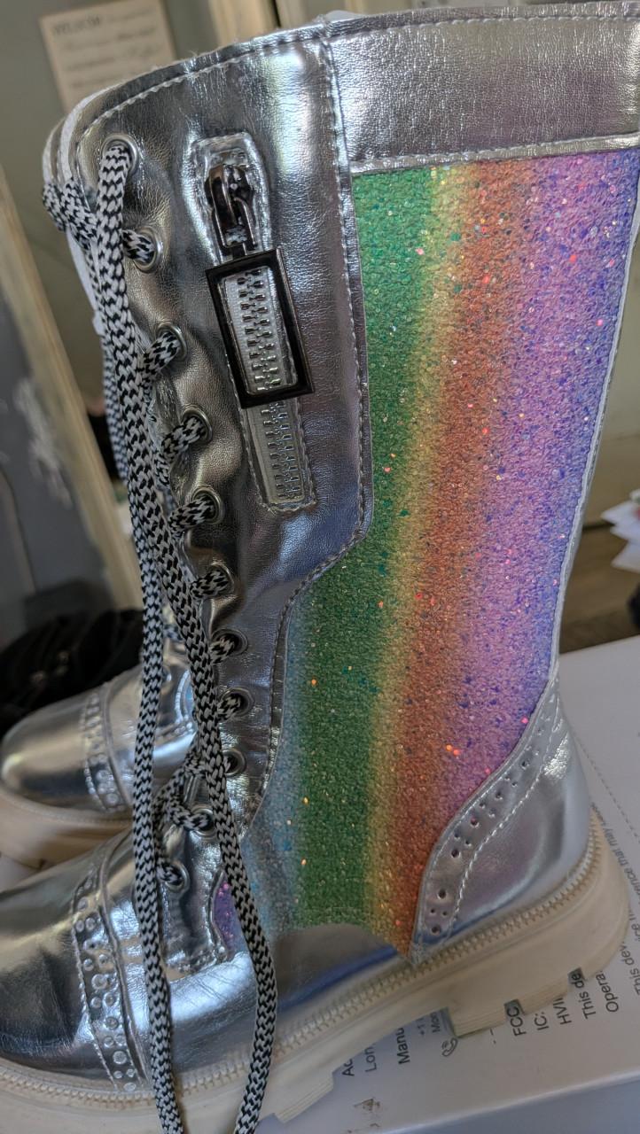Hippe zilveren kinderlaarzen met regenboog-glitters