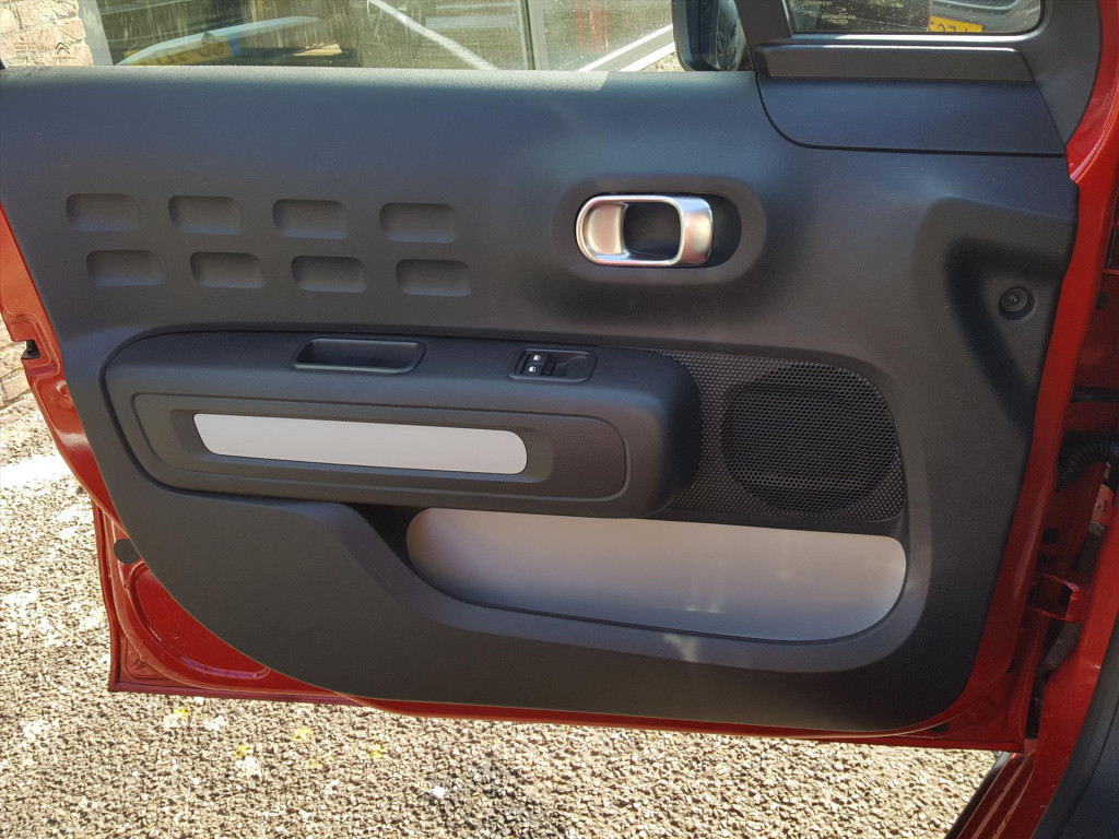 Citroen C3 1.2 puretech 83pk s&s plus navigatie | cruise & climate control 