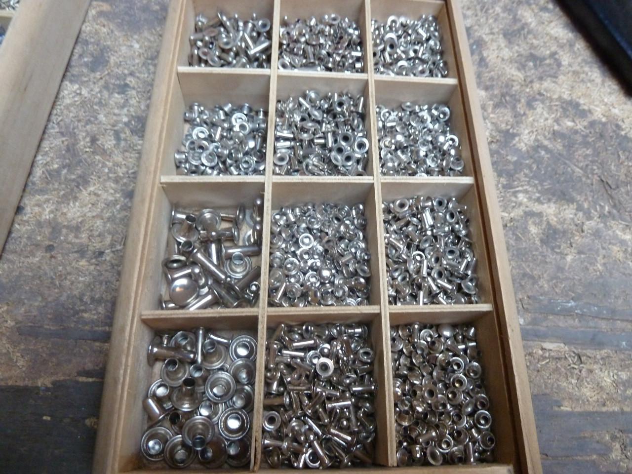 TE KOOP SOTEERDOOS MET RIVETTEN