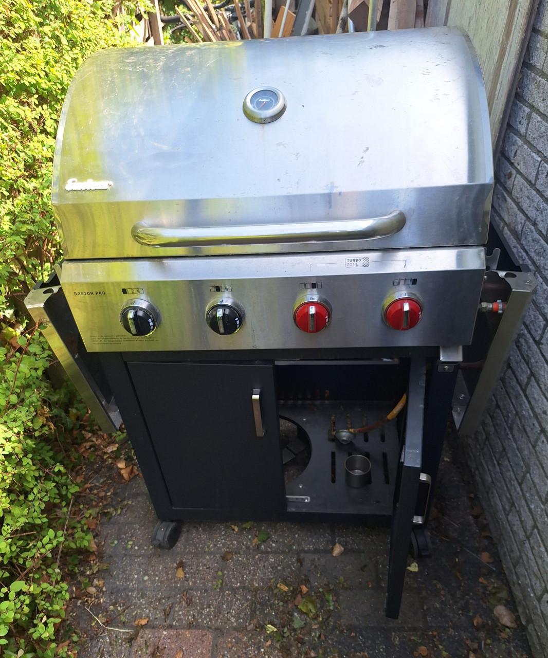 In NIEUWSTAAT verkerende  Gas  bbq
