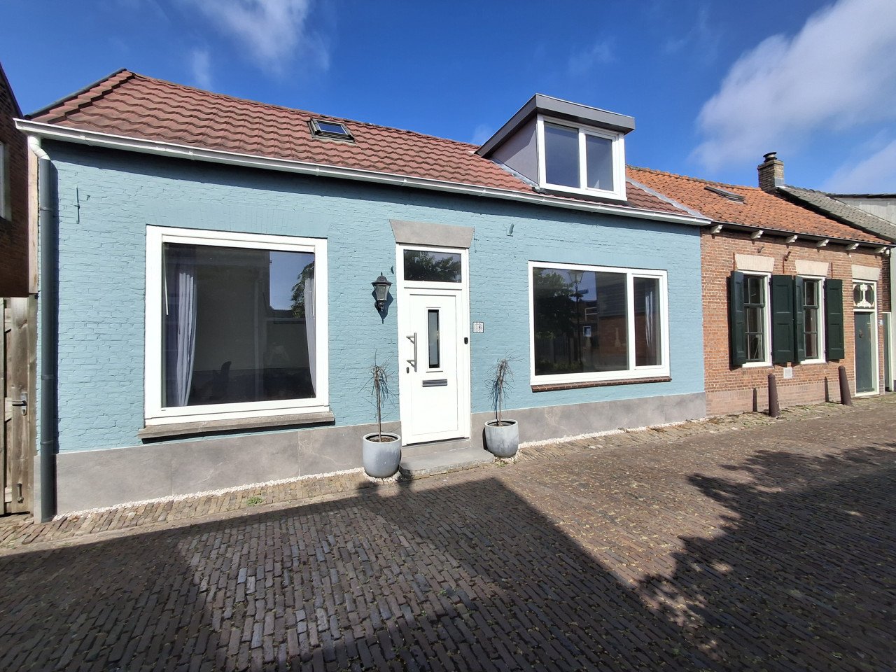 Grote woning te koop vlakbij haven en strand!