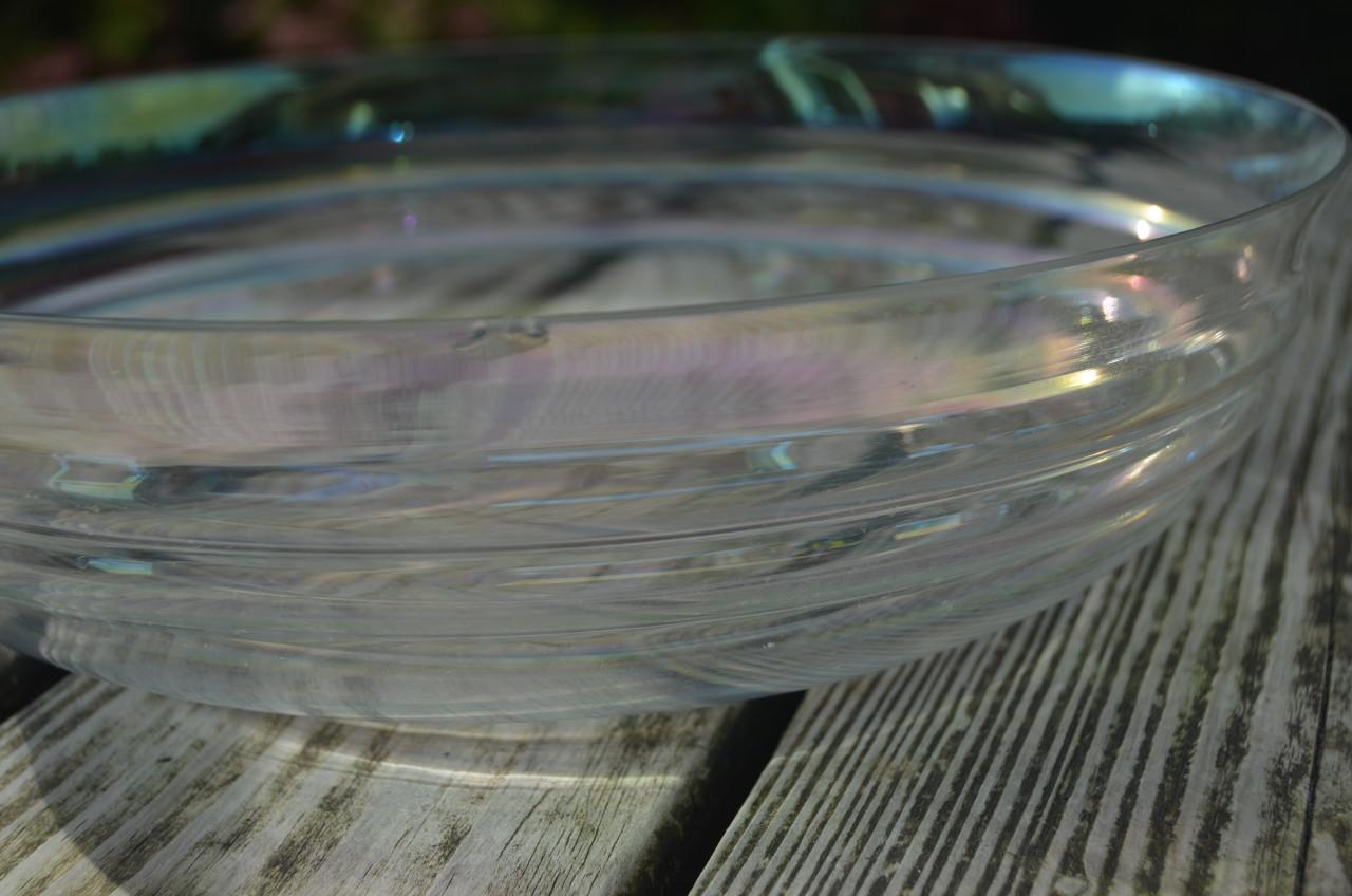 Wat grotere iriserend glazen schaal