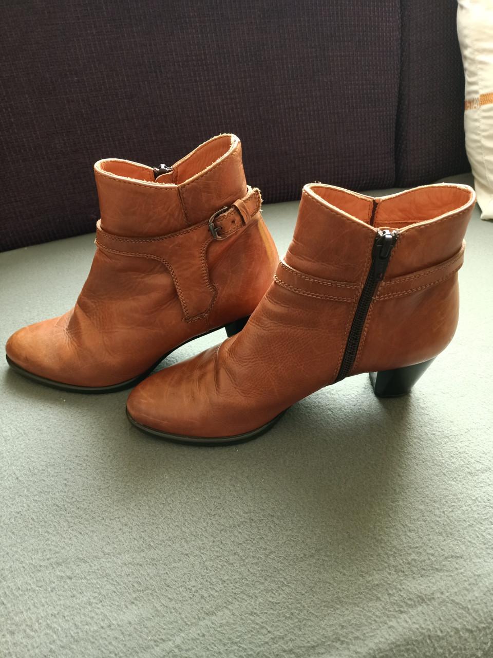 Korte bruine lederen laarsjes